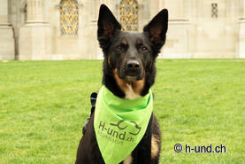 Emma devant la cathédrale.